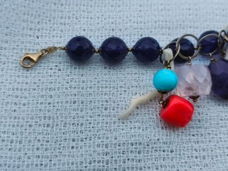 Bracciale pietre dure colorate e coralli bianchi