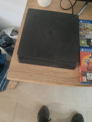 PS4 Slim Negra + 5 Juegos