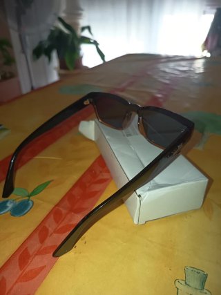 Gafas de sol marrones y negras