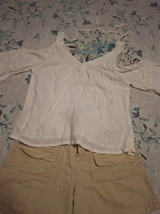 Completo: Pantaloncini beige e camicetta bianca