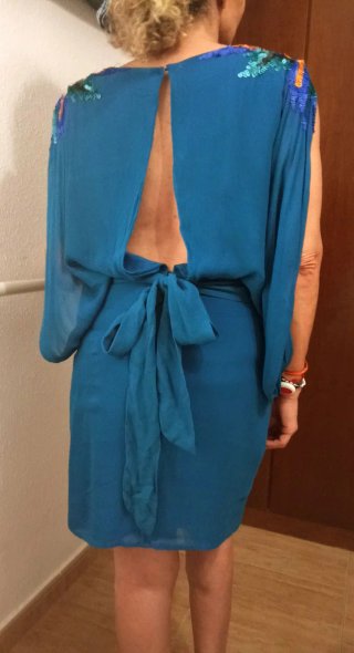 Vestido de fiesta azul con pedrería