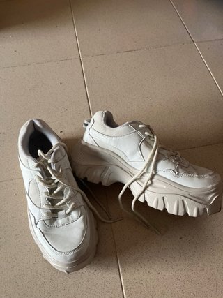 Zapatillas deportivas beige y blancas