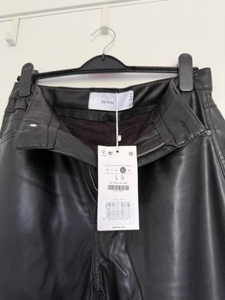 Pantalón Bershka polipiel negro Talla L