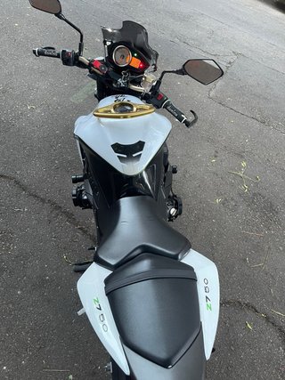 Kawasaki Z750 edición limitada (blanco perla)