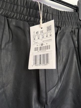 Pantalón polipiel Pull&Bear Talla M Negro