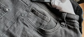 Pantalones vaqueros grises oscuros