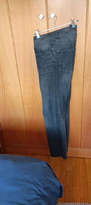 Pantalones vaqueros grises oscuros