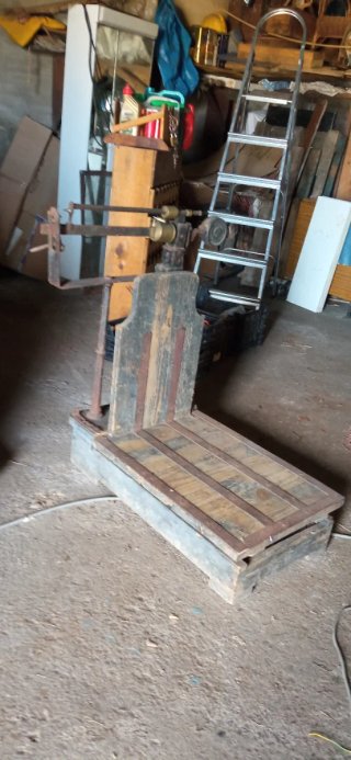 Báscula antigua de madera