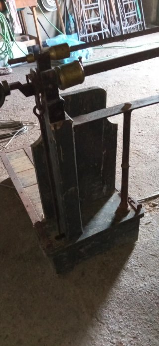 Báscula antigua de madera