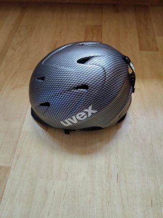 Casco de esquí gris con diseño
