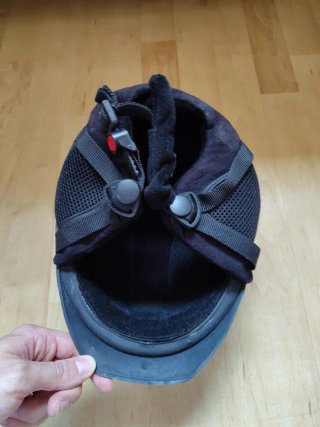 Casco de esquí gris con diseño