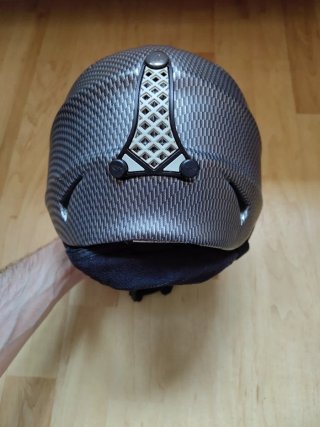 Casco de esquí gris con diseño