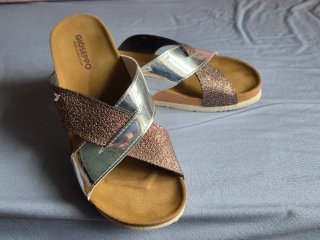 Sandalias Gioseppo doradas y plateadas