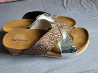 Sandalias Gioseppo doradas y plateadas