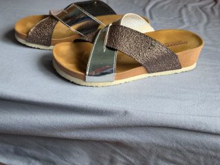 Sandalias Gioseppo doradas y plateadas