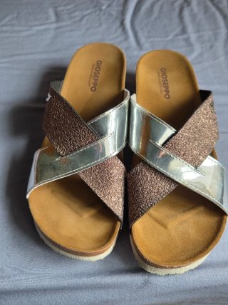 Sandalias Gioseppo doradas y plateadas