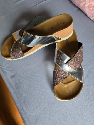 Sandalias Gioseppo doradas y plateadas