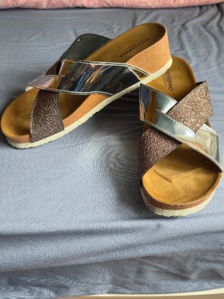 Sandalias Gioseppo doradas y plateadas
