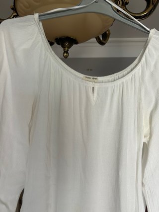 Blusa blanca manga larga con volantes