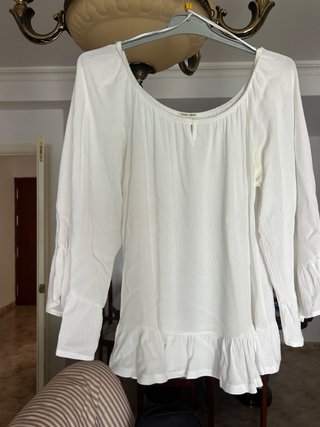 Blusa blanca manga larga con volantes