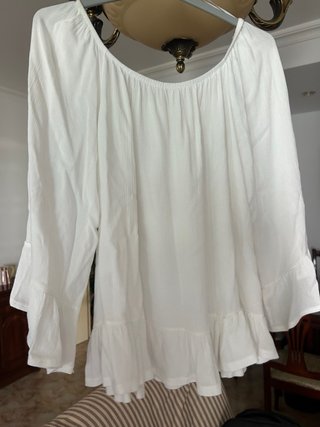 Blusa blanca manga larga con volantes