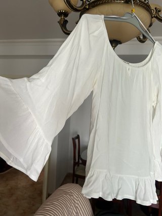 Blusa blanca manga larga con volantes