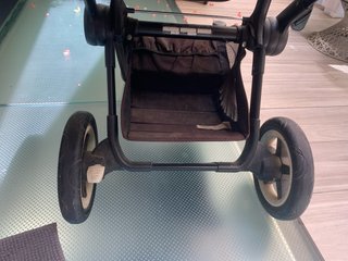 Carrito de bebé azul