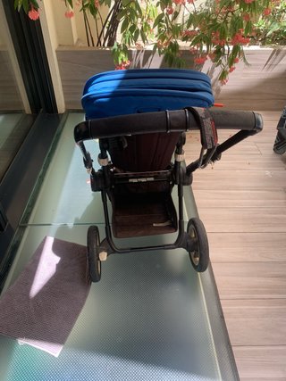 Carrito de bebé azul