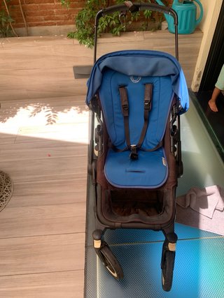 Carrito de bebé azul