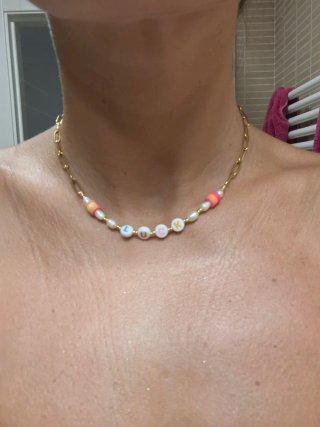 Collar dorado con letras LUCK