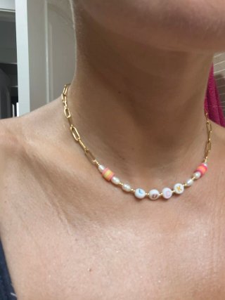 Collar dorado con letras LUCK
