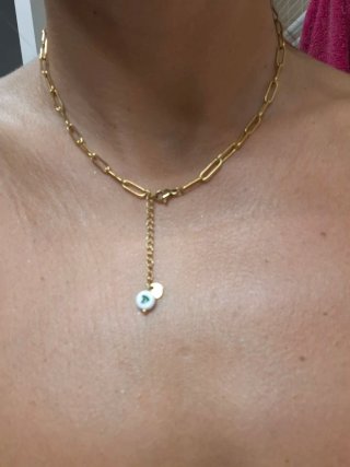 Collar dorado con letras LUCK