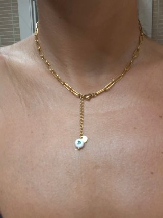 Collar dorado con letras LUCK