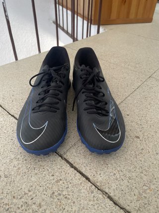 Zapatillas de fútbol Nike negras y azules