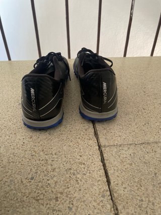 Zapatillas de fútbol Nike negras y azules