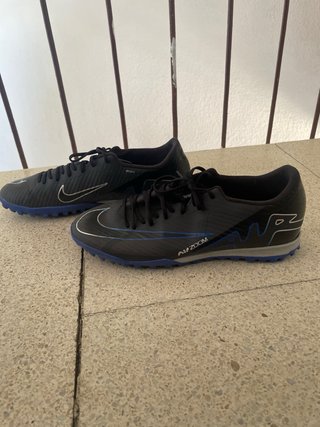 Zapatillas de fútbol Nike negras y azules