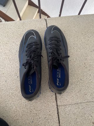 Zapatillas de fútbol Nike negras y azules