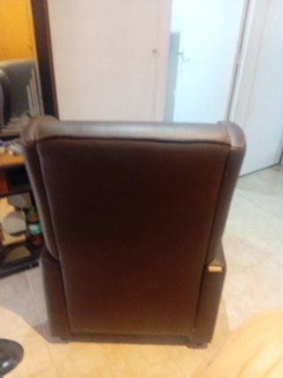 Sillón reclinable de piel marrón
