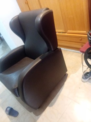 Sillón reclinable de piel marrón