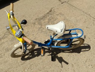 Bicicleta infantil azul y blanca
