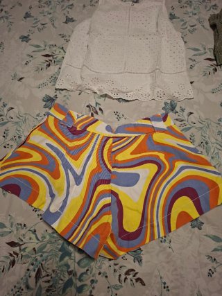 Top bianco e shorts fantasia