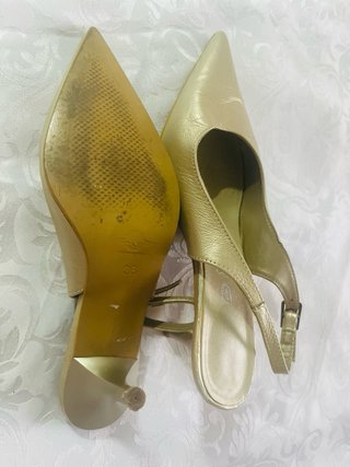 Zapatos de tacón dorados para mujer