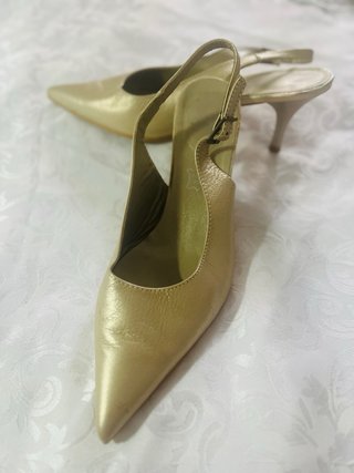 Zapatos de tacón dorados para mujer