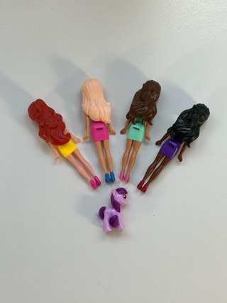 4 Mini Barbie e 1 Mini Pony