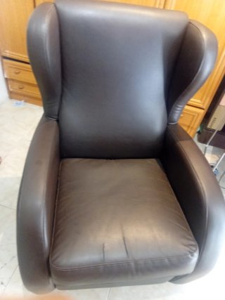 Sillón cómodo marrón de piel