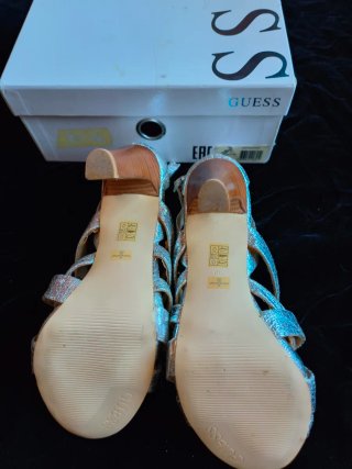 Sandalias Guess plateadas tacón