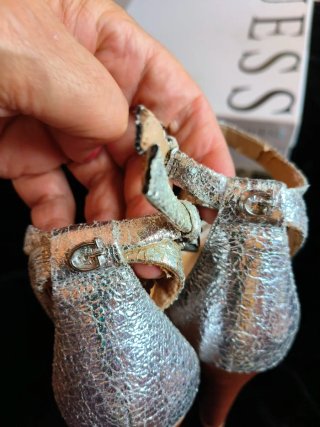 Sandalias Guess plateadas tacón
