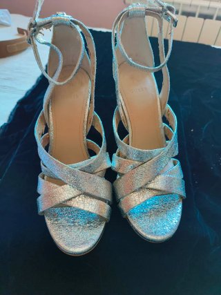 Sandalias Guess plateadas tacón