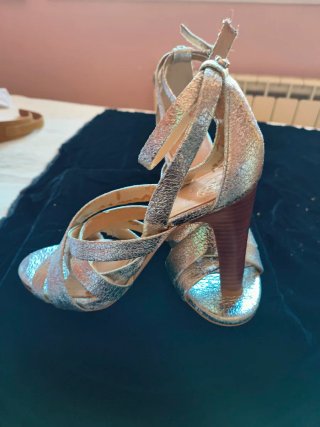Sandalias Guess plateadas tacón