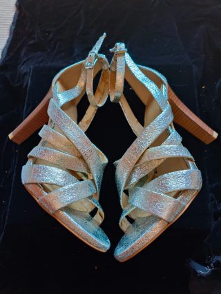 Sandalias Guess plateadas tacón